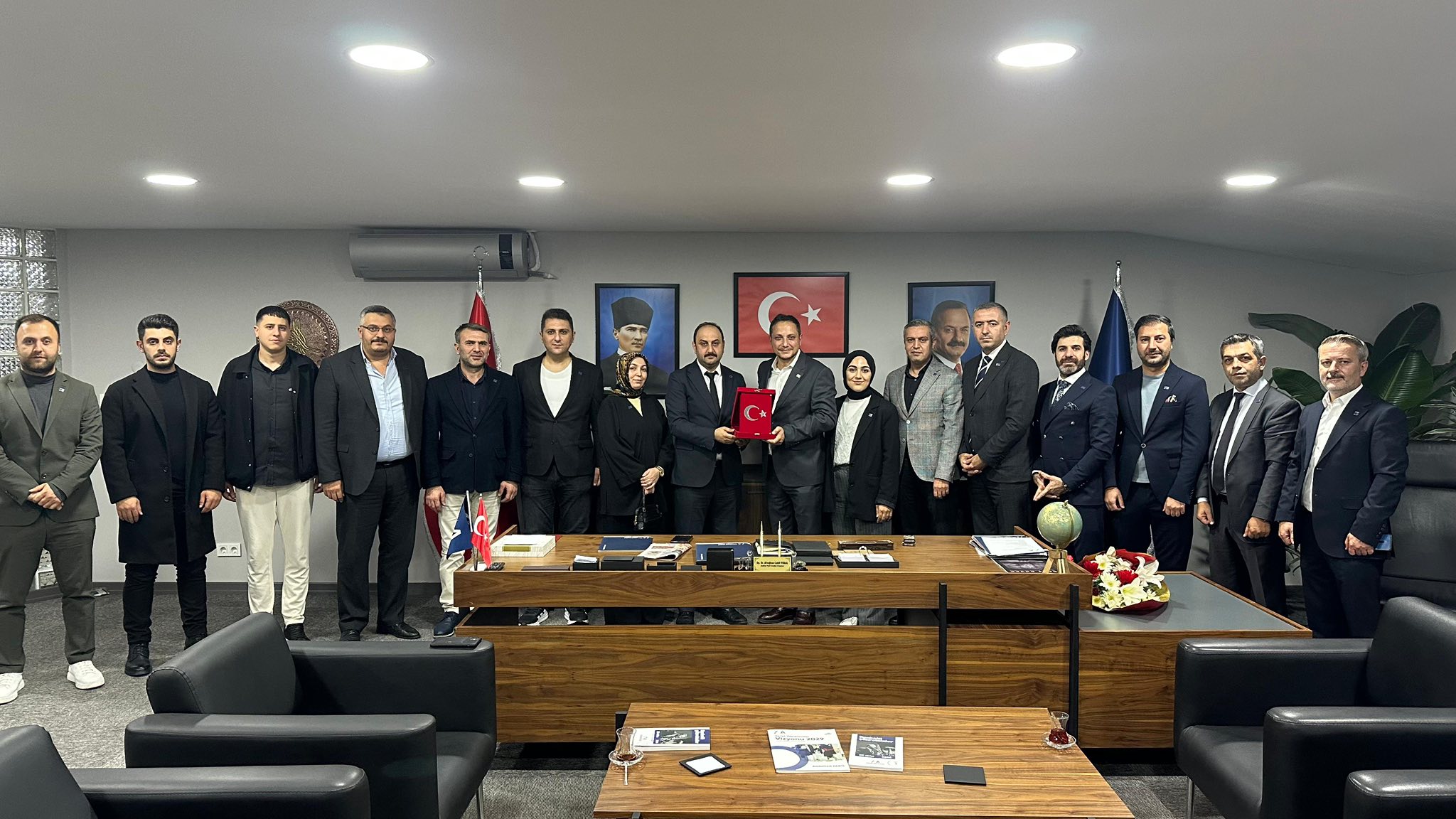 İstanbul İl Başkanımız Op. Dr. Cahit Vural’a il kongresi sonrası hayırlı olsun ziyaretinde bulunduk. - 2